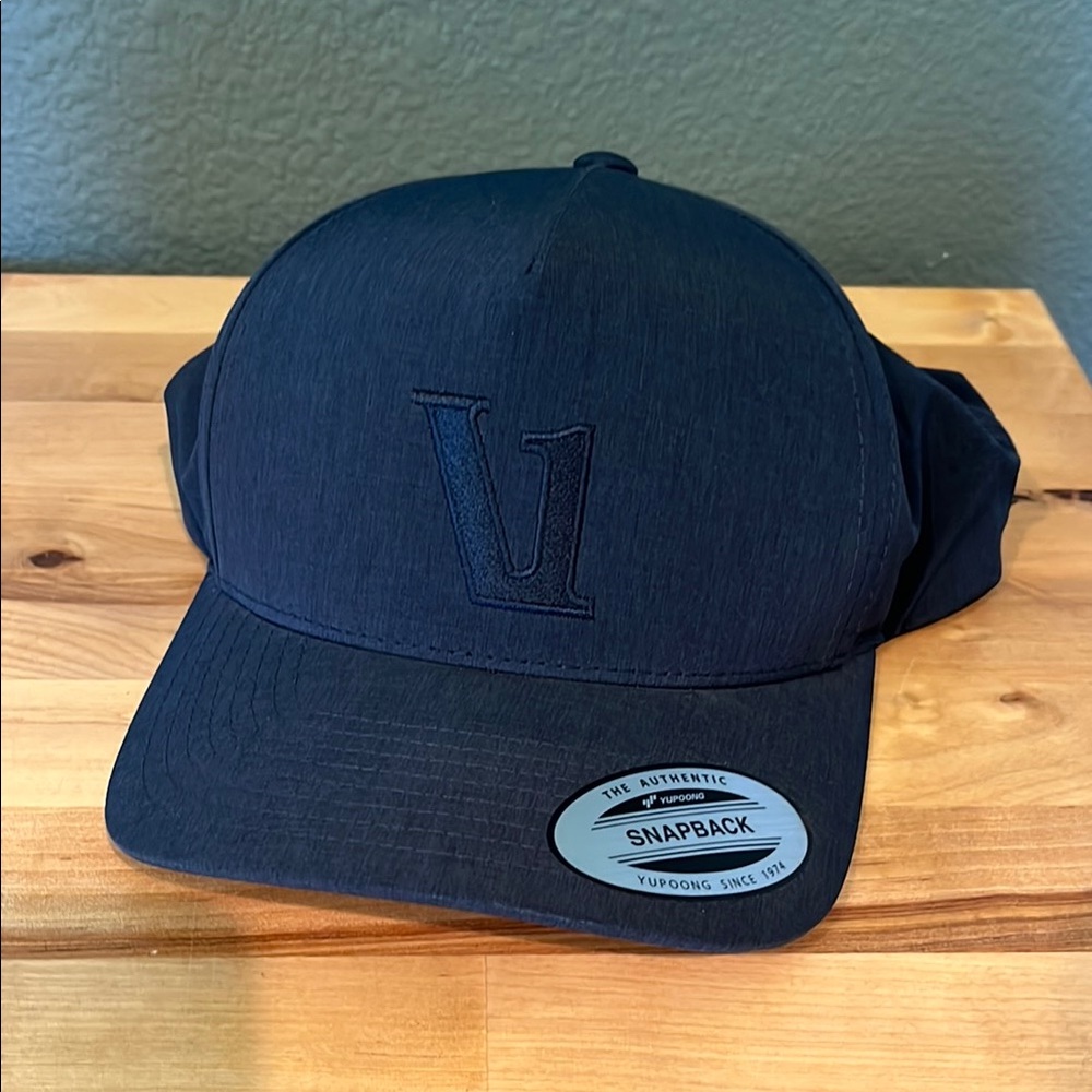 NWT Vuori Magnitude Hat in Navy Heather